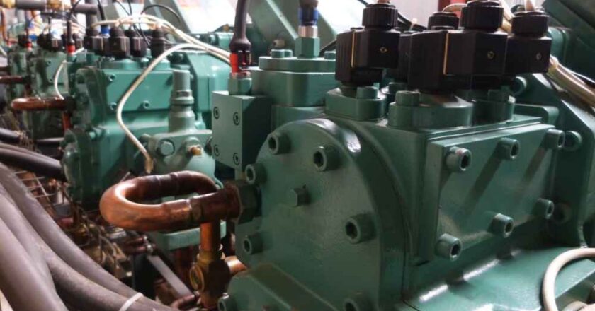 Sprężarka śrubowa a koszty energii – jak nowoczesne układy sprężania obniżają rachunki w zakładach przemysłowych?