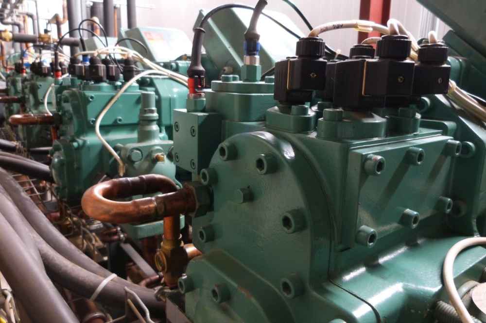 Sprężarka śrubowa a koszty energii – jak nowoczesne układy sprężania obniżają rachunki w zakładach przemysłowych?