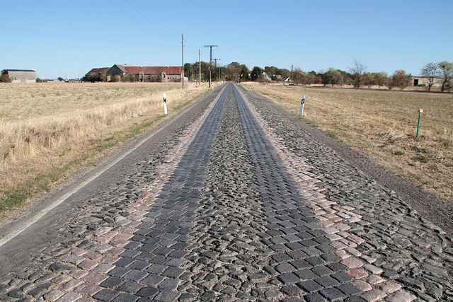Naprawa zapadniętej kostki brukowej po zimie